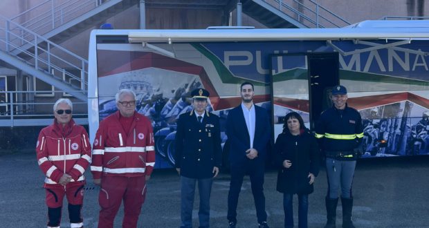 Assessore Luca Tramini Il Pullman Azzurro Della Polizia Stradale Al